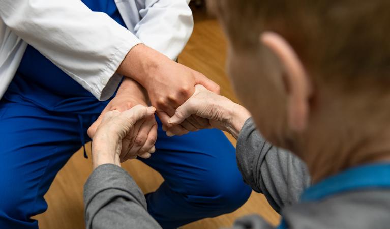Läkaren bedömer patientens funktionsförmåga under undersökningsbesöket.