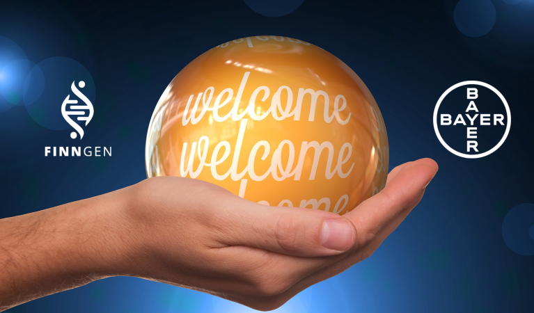 Käsi joka pitelee hohtavaa oranssia palloa, jossa on teksti "Welcome", sekä FinnGenin ja Bayerin logot.