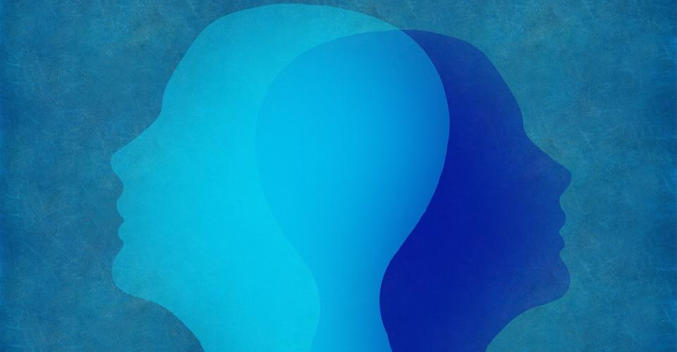 Sinisävyinen abstrakti kuva, jossa näkyy kaksi päällekkäin sijoitettua ihmisprofiilia.