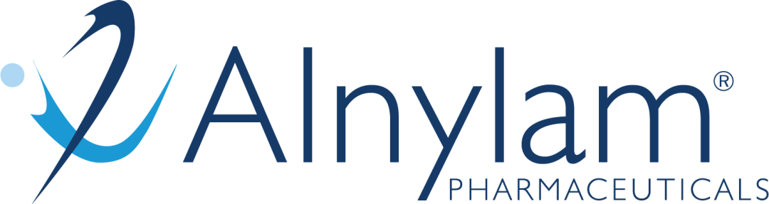 Logo, jossa teksti "Alnylam" on kirjoitettu sinisellä ohuella fontilla ja sen alla on pienemmällä ja harmaalla fontilla kirjoitettuna "PHARMACEUTICALS". Teksin vasemmalla puolella on tumman- ja vaaleansinisen muodostama päistä kaartuva X