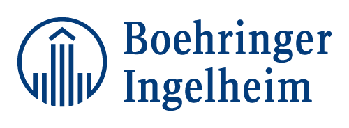 Logo, jossa teksti "Boehringer Ingelheim" on kirjoitettu allekkain tummansinisellä tekstillä. Vasemmalla puolella tekstiä on ympyrä, jonka sisälle muodostuu ohuista pystyviivoistatalon muotoinen asetelma, jossa keskellä on korkeampi torni ja kolmion kärjen muotoinen katto