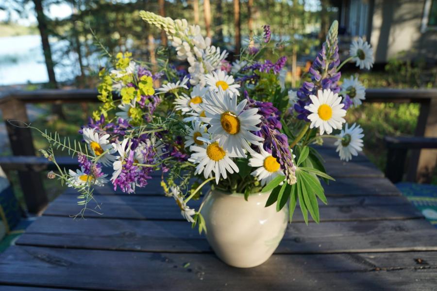 Kesäinen kukkakimppu