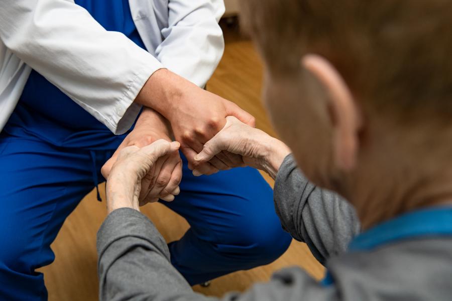 Läkaren bedömer patientens funktionsförmåga under undersökningsbesöket.